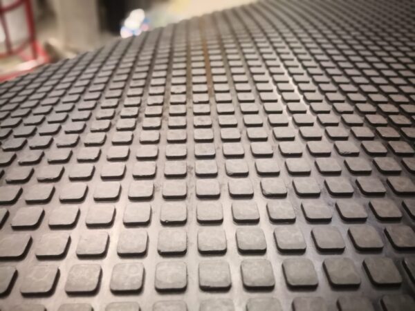 Piso Plancha Botones Establo 12X1220X1830 Mm